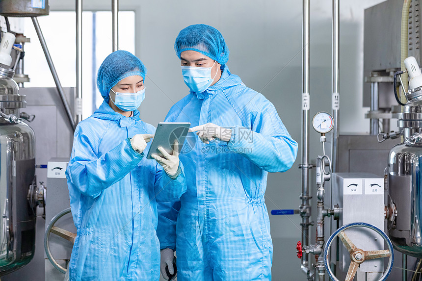 化工厂工人身穿无菌服工作高清图片下载-正版图片501648056-摄图网计算机软件的技术开发