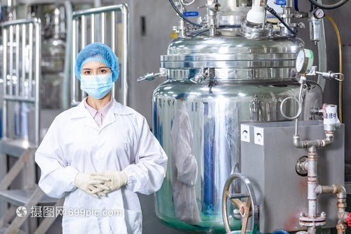 化工厂技术工人与计算机软件开发 智能工业时代的融合与赋能